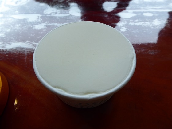 大島牛乳のアイスの蓋開けたところ