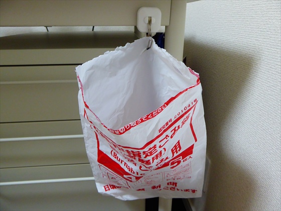 ごみ袋が入っていた袋をごみ袋代わりにしている状態