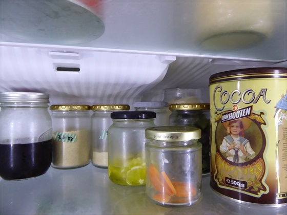 冷蔵庫内に並ぶ保存容器として使われている空き瓶