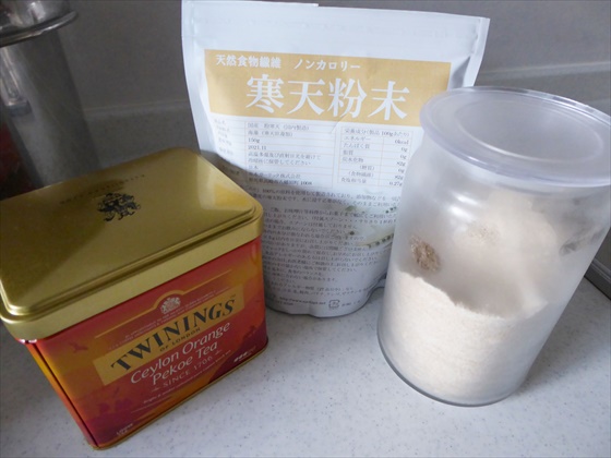 紅茶ゼリーの材料の茶葉と寒天ときび砂糖