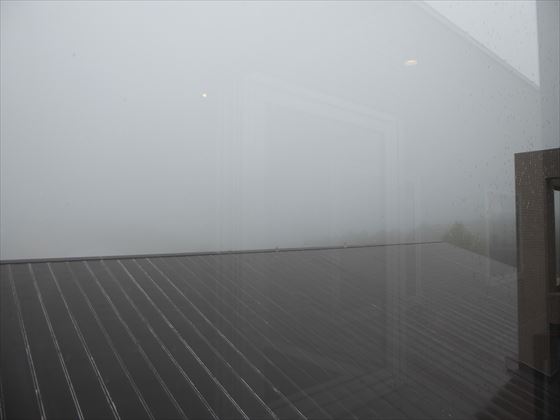 霧で真っ白になった廊下から外への眺め