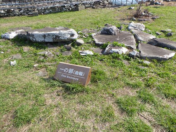 宇江城城跡内の様子、点在する石の案内看板