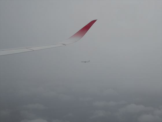 窓から見えた横を飛ぶ飛行機