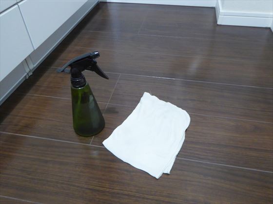 雑巾で床を拭いているところ