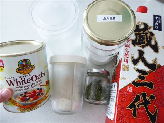 唐揚げ粉の材料、塩が入った瓶、重曹が入った瓶、オートミール、オートミール粉、ローズマリーが入った瓶、料理酒代わりの日本酒