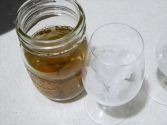 芋焼酎梅酒の瓶と氷が入ったグラス