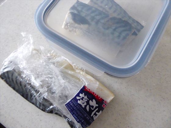 包装に使われていたラップに包まれた鯖と、ガラス容器に入った塩鯖