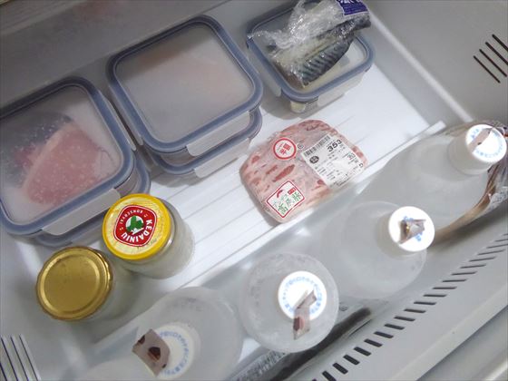 冷凍庫の中の様子、ガラス容器やガラス瓶に入った食材が写っている