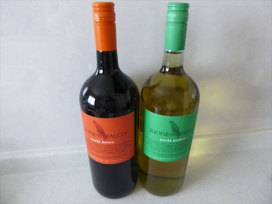 オレンジ色のラベルの赤ワインと緑色のラベルの白ワインの瓶