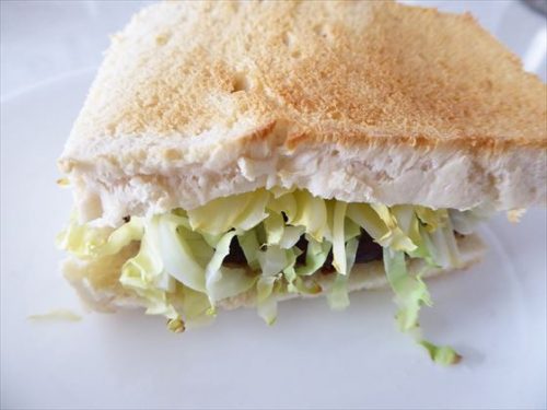 無塩パンを使ったサンドイッチ、キャベツが大量にはさまっている
