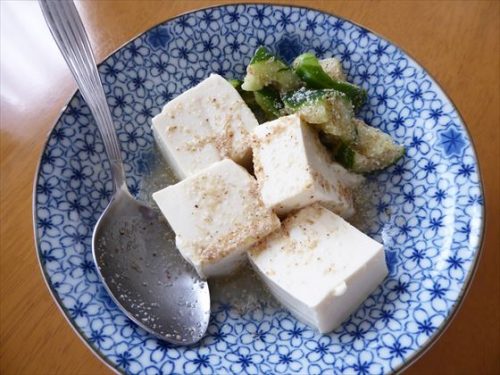 皿に盛ったきゅうりのごま酢和えと豆腐