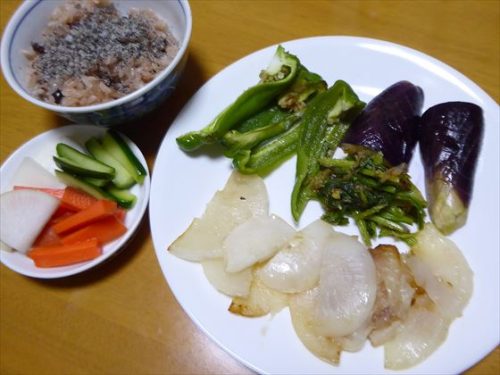 白い皿に盛った焼き野菜と茶碗に盛った赤飯