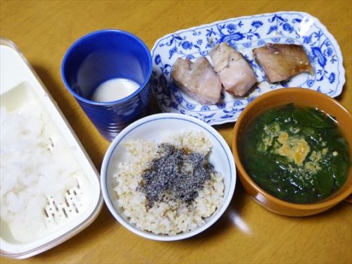 焼いた魚や玄米と味噌汁