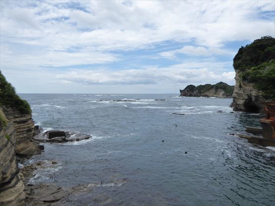 岩に囲まれた海の景色