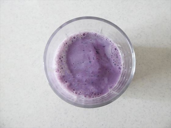 グラスに入った紫色のスムージー