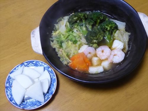 海老のビスク鍋（キャベツ・白菜・ブロッコリー・海老イカミックス・人参）、大根の甘酢漬け