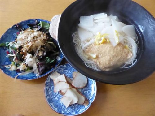 にゅうめん（甘揚げ・大根・柚子）、フダンソウのお浸し、菊芋の甘酢漬け