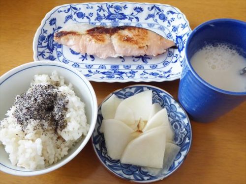 鮭、5分づき米（すりごま・鰹節）、大根の甘酢漬け、酒粕甘酒