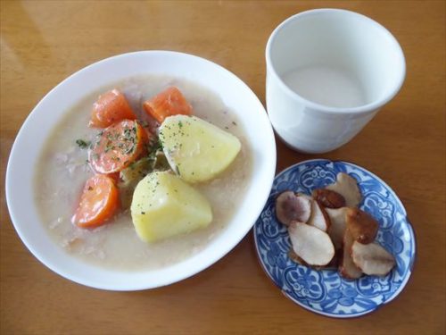 シチュー（ツナの水煮・じゃがいも・人参）、菊芋の甘酢漬け、酒粕甘酒