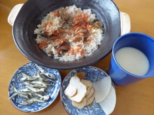 5分づき米おじや（舞茸・あかり）、菊芋の甘酢漬け、煮干しの酢漬け、ぬか漬け（大根）、酒粕甘酒