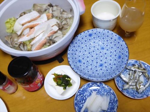 白だし鍋（ハラス・白菜・舞茸）、無塩無糖ピクルス（大根）、菊芋の甘酢漬け、煮干しの酢漬け、酒粕甘酒、梨ジュース