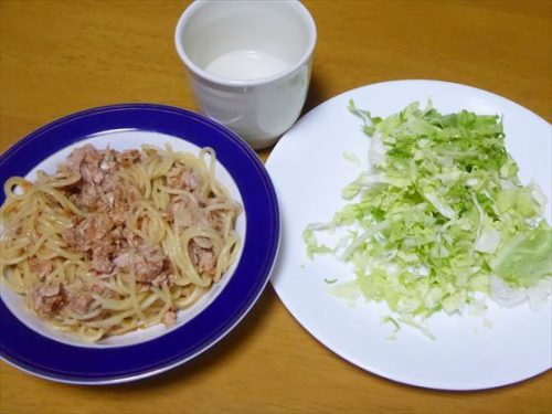 糖質ゼロ麺（ツナの水煮・ジャージャー麺ソース）、千切りキャベツ、酒粕甘酒