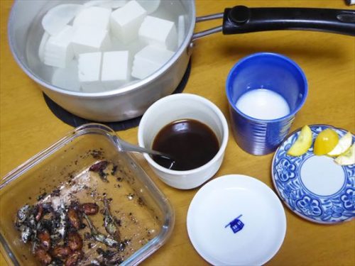 湯豆腐（手作り減塩ぽん酢）、無塩田作り、ぬか漬け（ズッキーニ）、酒粕甘酒