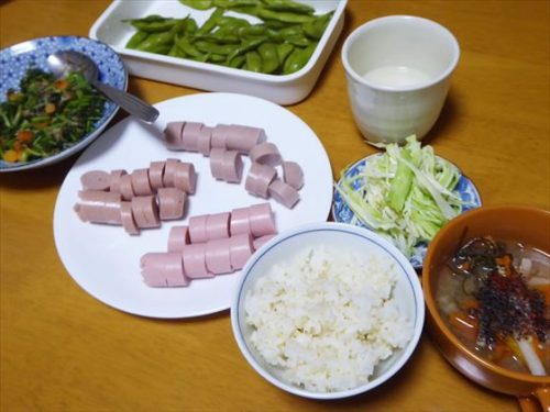 魚肉ソーセージ、5分づき米（人参ふりかけ）、枝豆、味噌汁（大根・人参）、無塩無糖ピクルス（キャベツ）、酒粕甘酒