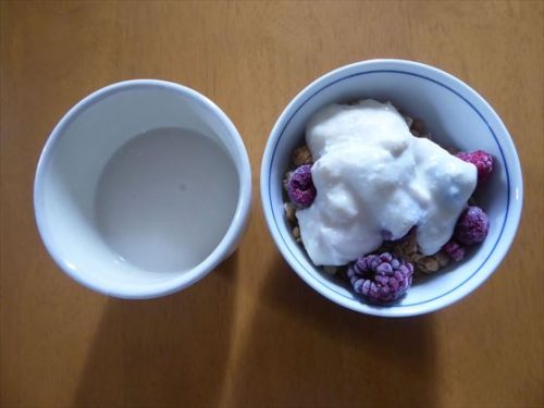 フルグラ（手作り豆乳ヨーグルト・冷凍ミックスベリー）、酒粕甘酒