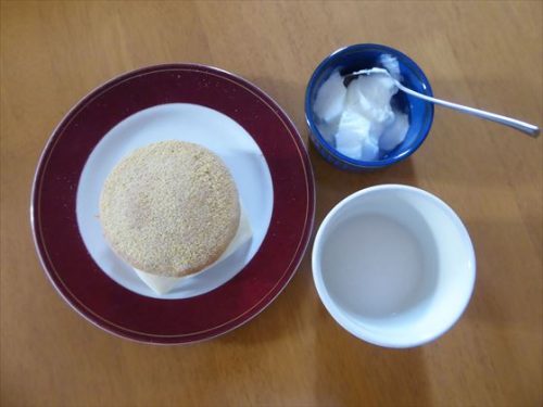 糖質イングリッシュマフィン（チーズ2枚）、手作り豆乳ヨーグルト（ブルーベリー）、酒粕甘酒