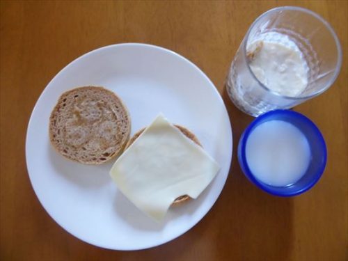 糖質イングリッシュマフィン（チーズ1枚）、手作り豆乳ヨーグルト（ドライマンゴー）、酒粕甘酒