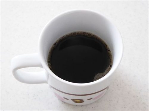 【UCC】おいしいカフェインレスコーヒーインスタントコーヒーがマグに入っているところ
