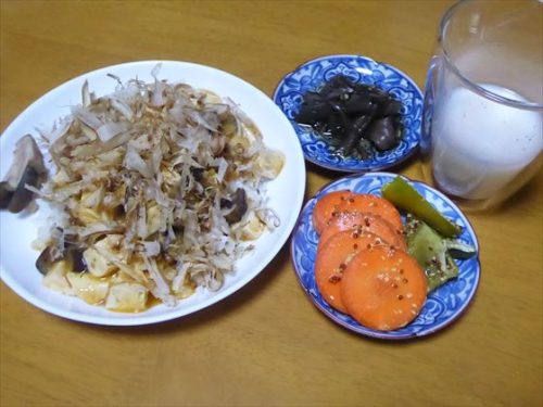 肉なし麻婆豆腐丼（5分づき米・鰹節）、人参とピーマンの粒マスタードマリネ、舞茸と茄子の煮浸し、酒粕甘酒