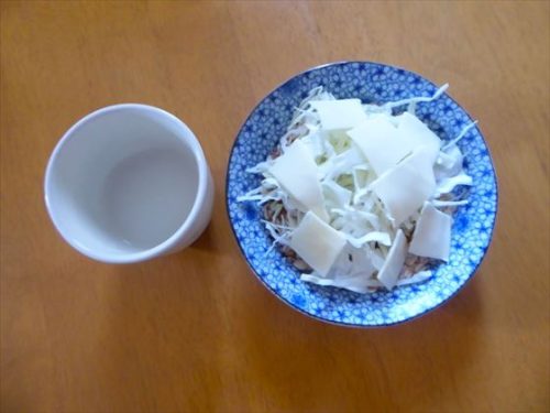 タコライス風（米化オートミール、大豆ミートタコライス風ふりかけ、キャベツ、チーズ）、酒粕甘酒