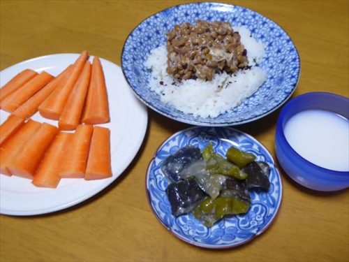 5分づき米（ゆかり・納豆）、茄子とピーマンの味噌煮、蒸し人参、酒粕甘酒
