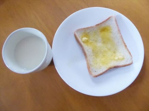 トースト（バター）、酒粕甘酒の豆乳割り