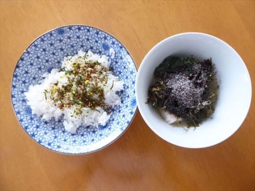 白米（カルシウム補給ふりかけ）、味噌汁（小松菜）