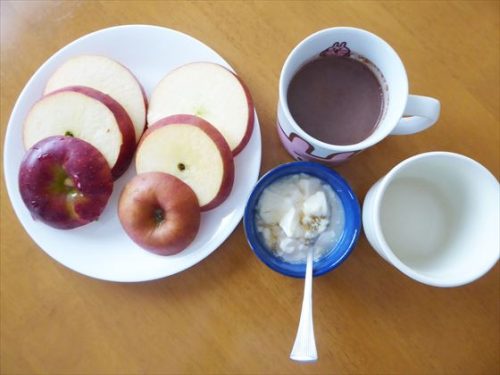 りんご、無糖ココア（無調整豆乳・シナモン）、手作り豆乳ヨーグルト（ハチミツ）、酒粕甘酒