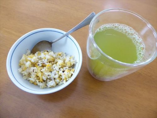 炒飯（卵・梅ふりかけ）、緑茶