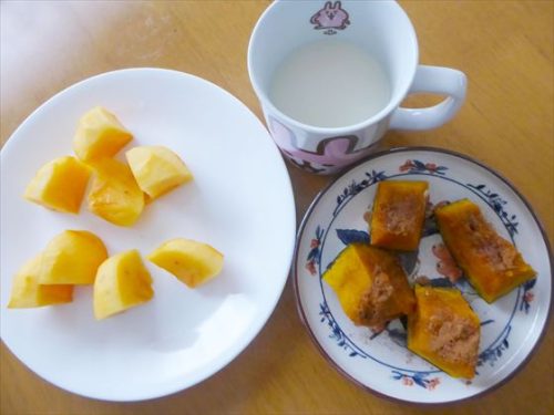 蒸しかぼちゃ（シナモン）、柿、酒粕甘酒の豆乳割り