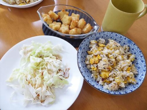 炒飯（卵・梅ふりかけ）、ハッシュドポテト、千切りキャベツ、酒粕甘酒
