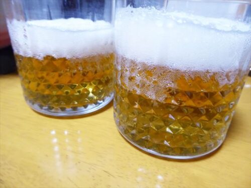 RIZAP監修　プレミアムノンアルコールビールテイスト飲料をグラスに入れたところ